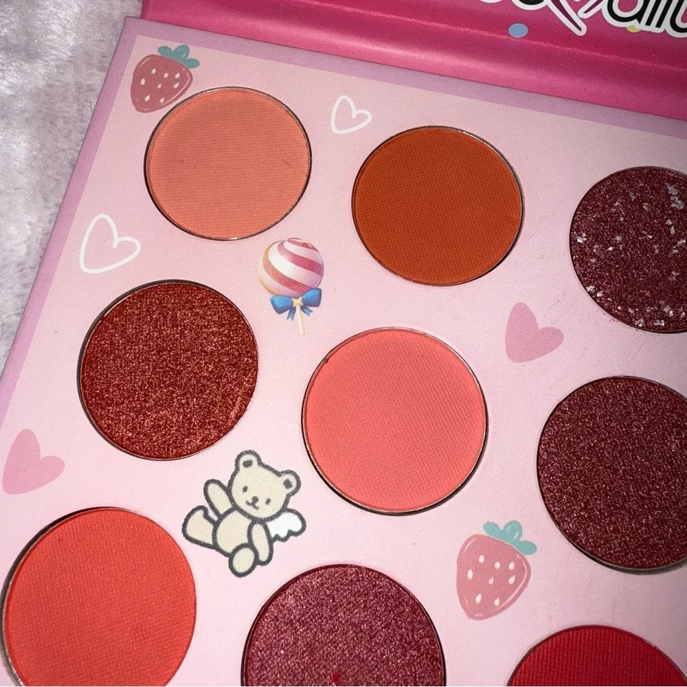 Hello Kitty Mocmallure 9 Colors Eyeshadow palette New.